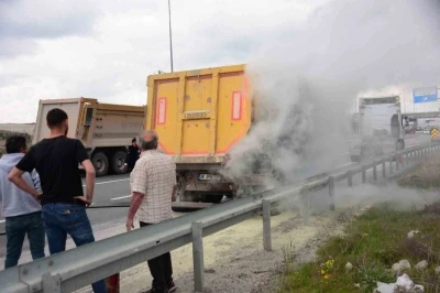 Kayseri&rsquo;de tırın lastiklerinde &ccedil;ıkan yangın b&uuml;y&uuml;meden s&ouml;nd&uuml;r&uuml;ld&uuml;
