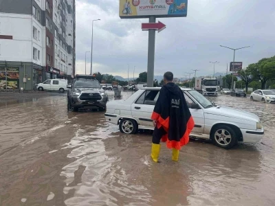 Kayseri&rsquo;de yağışta ara&ccedil;larıyla mahsur kalan vatandaşlar kurtarıldı
