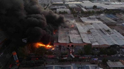 Kayseri’deki fabrika yangını sürüyor: İtfaiye ekipleri yangını söndürmek için yoğun çaba sarf ediyor
