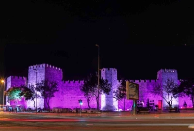 Kayseri Kalesi, kanserle mücadele için mor renge büründü

