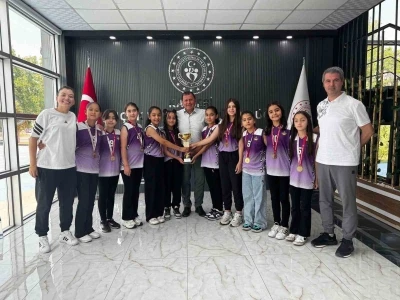 Kayseri şampiyonu sporculardan İl M&uuml;d&uuml;r&uuml; Kabakcı&rsquo;ya ziyaret
