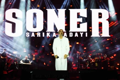 Kayserililer Soner Sarıkabadayı ile eğlendi
