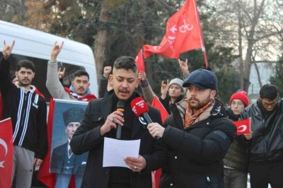 Kayserililerden T&uuml;rk Bayrağı&rsquo;na yapılan saldırıya tepki
