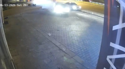 Kaza anı kamerada: İş yerine &ccedil;arpmaktan son anda kurtuldu
