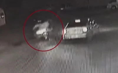 Kaza anı kamerada: Otomobil ile motosiklet çarpıştı
