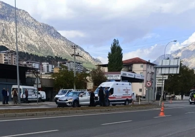 Kaza anı kamerada: Otomobille çarpışan motosikletin sürücüsü ağır yaralandı
