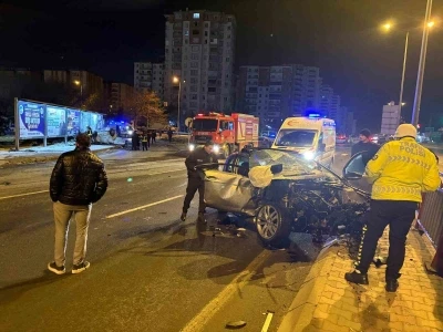 Kaza sonrası alev alan otomobilde can pazarı: 2&rsquo;si ağır 3 yaralı
