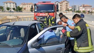 Kaza sonrası araçtan çıkamayan yaşlı kadını itfaiye kurtardı: 3 yaralı
