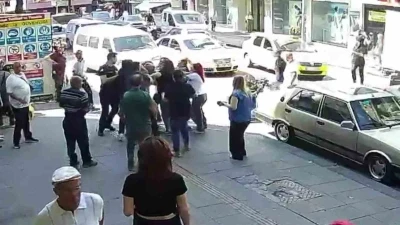 Kaza sonrası &ccedil;ıkan kavgada ortalık savaş alanına d&ouml;nd&uuml;: Kadın s&uuml;r&uuml;c&uuml;y&uuml; b&ouml;yle darp etti
