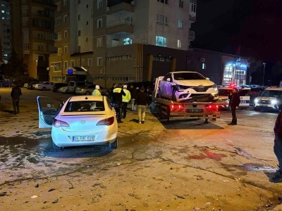 Kaza sonrası s&uuml;r&uuml;c&uuml; ka&ccedil;tı, yakını yerine ge&ccedil;meye &ccedil;alıştı
