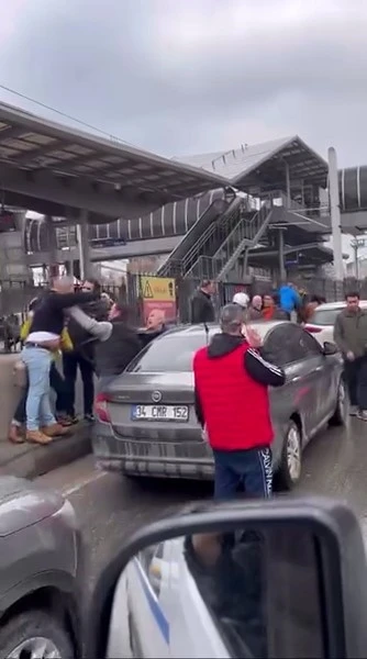 Kaza sonrası s&uuml;r&uuml;c&uuml;ler birbirine girdi
