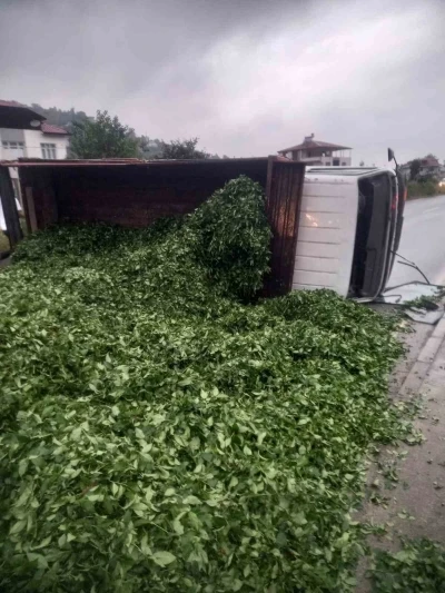 Kaza sonrası yola saçılan kamyon kasasındaki 10 ton çayı böyle temizlediler
