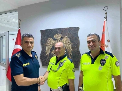Kaza sonrası yolu süpüren trafik polislerine Emniyet Müdürü’nden teşekkür
