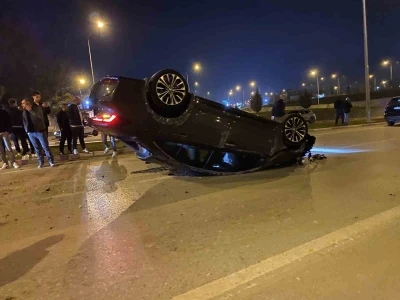 Kaza yapan araç takla attı: 2 yaralı
