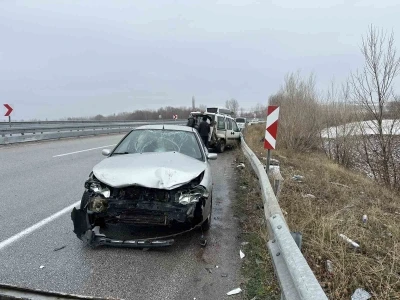 Kaza yapan ara&ccedil;larının yanında bekleyen vatandaşlara otomobil &ccedil;arptı: 5 yaralı
