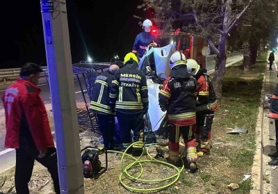 Kaza yapan ara&ccedil;ta sıkışan s&uuml;r&uuml;c&uuml; itfaiye ekiplerince kurtarıldı
