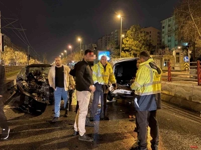 Kaza yapan ehliyetsiz ve alkoll&uuml; s&uuml;r&uuml;c&uuml;y&uuml;, polis tedaviye ikna etti
