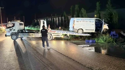 Kaza yapan kamyonet su kanalında asılı kaldı: 1 yaralı
