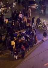 Kaza yapan motosiklet sürücüsünün acılar içinde bağırması kameraya yansıdı