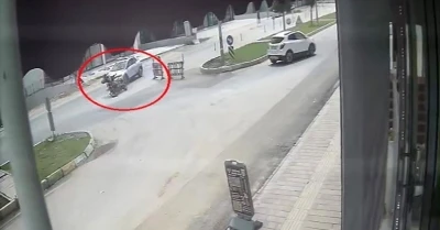 Kaza yapan motosikletli karşı y&ouml;nden gelen minib&uuml;s&uuml;n altında kaldı
