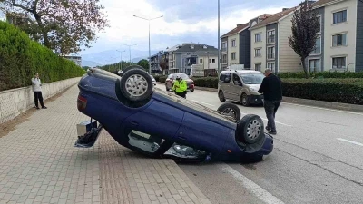 Kaza yapan otomobil takla atarak ters durdu: 1 yaralı
