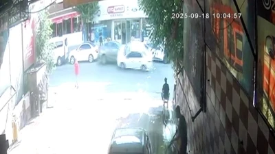 Kaza yapan otomobil yan yattı, yaya son anda kurtuldu
