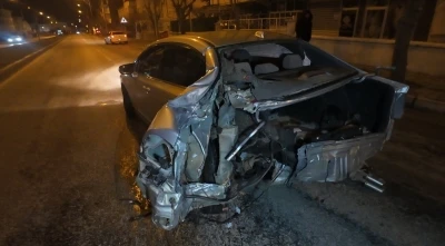 Kaza yapan otomobilin d&ouml;nerek savrulduğu anlar kameraya yansıdı: 2 yaralı
