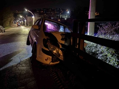 Kaza yapan s&uuml;r&uuml;c&uuml; aracı bırakıp kayıplara karıştı
