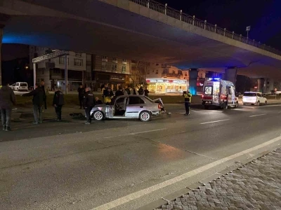 Kaza yapan s&uuml;r&uuml;c&uuml;n&uuml;n yakını sinir krizi ge&ccedil;irdi

