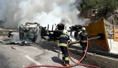 Kaza yapan tır yandı
