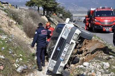 Kaza yapan Tofaş aracın i&ccedil;inde sıkışan vatandaşı itfaiye ekipleri kurtardı
