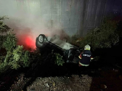 Kaza yapıp ters dönen elektrikli araçtaki yangına ekipler müdahale etti
