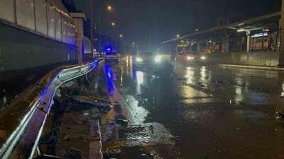 Kaza yaptı, motor yerinden &ccedil;ıktı: 1&rsquo;i ağır 2 yaralı
