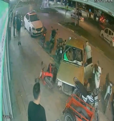 Kaza yaptıkları aracı bırakıp kaçtılar: Kaza anı güvenlik kamerasında
