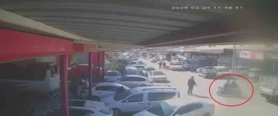 Kazada &ccedil;arpışan motosiklet s&uuml;r&uuml;c&uuml;lerinin savrulduğu anlar kamerada
