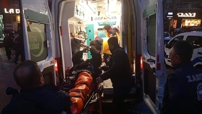 Kazada fırlayan motokurye otomobilin &uuml;zerine d&uuml;şt&uuml;
