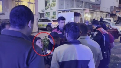 Kazada hafif yaralanan k&uuml;&ccedil;&uuml;k kardeşleri kimse ikna edemedi: Babadan gelen telefonla ambulansa bindiler
