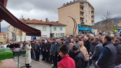 Kazada hayatını kaybeden nişanlı &ccedil;ift yan yana toprağa verildi
