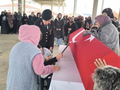 Kazada hayatını kaybeden uzman &ccedil;avuş askeri t&ouml;renle toprağa verildi
