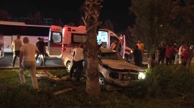 Kazada hurdaya dönen araçta çocukları sıkışan babanın çaresizliği
