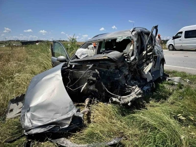 Kazada hurdaya d&ouml;nen otomobilin s&uuml;r&uuml;c&uuml;s&uuml; hayatını kaybetti
