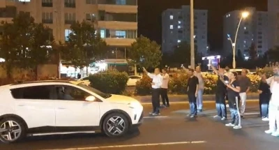 Kazada kaybettikleri yakınları i&ccedil;in yolu kısa s&uuml;reliğine ulaşıma kapattılar
