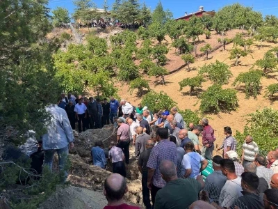 Kazada ölen 3 kişinin cenazesi yan yana toprağa verildi
