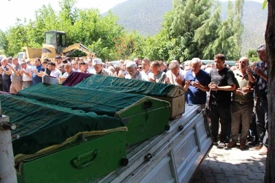Kazada ölen anne, böbreğini verdiği oğlu ve kızı son yolculuğuna uğurlandı
