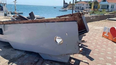 Kazada parçalanan tekne vinçle karaya çıkarıldı: Bilirkişi incelemesi başladı
