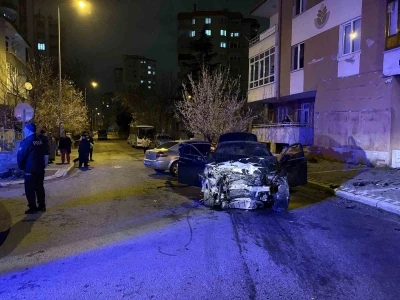 Kazada savrulan otomobil duvarı yıktı: 1&rsquo;i ağır 5 yaralı
