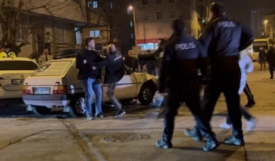 Kazada savrulan otomobil kaldırımdaki yayalara &ccedil;arptı: 4 yaralı
