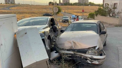 Kazada savrulan otomobil trafoya çarptı, yangın çıktı
