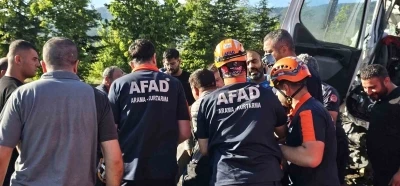 Kazada sıkışan s&uuml;r&uuml;c&uuml; i&ccedil;in ekipler seferber oldu
