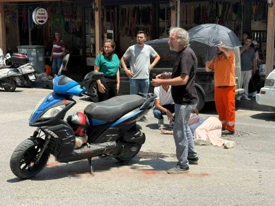 Kazada yaralanan gen&ccedil; kadına esnaftan şemsiyeli destek
